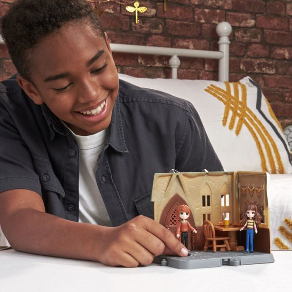 Wizarding World Three Broomsticks Collectible Doll Playset