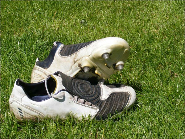 Football : Your 10 Easy Basic Steps Guide to Become A Soccer Star