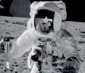 Alternative view 3 of Marketing the Moon: The Selling of the Apollo Lunar Program