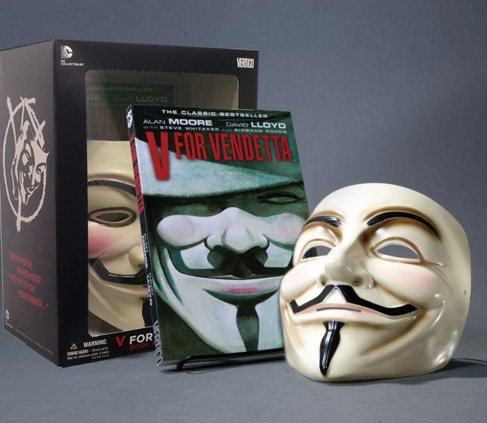 V for Vendetta Deluxe Collector Set by Alan Moore, Other Format