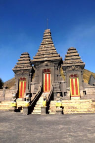Gunung Temple East Java: Blank 150 page lined journal for your thoughts, ideas, and inspiration