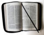Alternative view 2 of La Biblia Católica letra y tamaño grande. Símil piel negra, cremallera / Catholi c Bible in spanish Black Leathersoft with Zipper