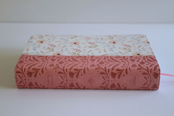 Biblia RVR 1960 Letra gigante, símil piel rosada con flores (Edición cantos pintados / Spanish Bible RVR 1960 Giant Print Handy Size Leathersoft Pink floral