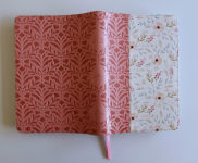 Alternative view 3 of Biblia RVR 1960 Letra gigante, símil piel rosada con flores (Edición cantos pintados / Spanish Bible RVR 1960 Giant Print Handy Size Leathersoft Pink floral