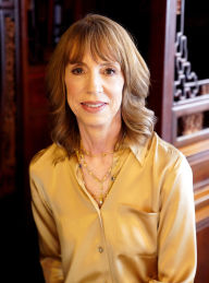 Lisa See discusses & signs LADY TAN'S CIRCLE OF WOMEN