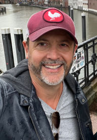 Pearls Before Swine creator Stephan Pastis discusses & signs LOOKING UP