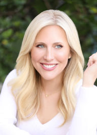 Emily Giffin celebrates THE SUMMER PACT