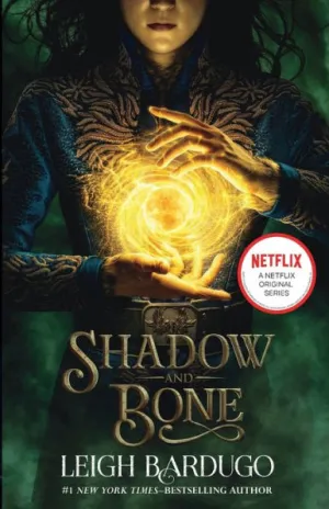 Shadow and Bone (Shadow and Bone Trilogy #1) by Leigh Bardugo, Paperback