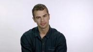 Theo James introduces B&N customers to the trailer for DIVERGENT