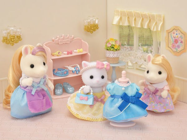 Calico Critters Princess Dress Up Set, Dollhouse Playset with Figure and Accessories