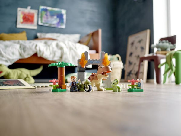 LEGO DUPLO Jurassic World Fuga del T. rex e del Triceratopo, Dinosauri  Giocattolo, Costruzioni per Bambini di 2 Anni, 10939 – Giochi e Prodotti  per l'Età Evolutiva