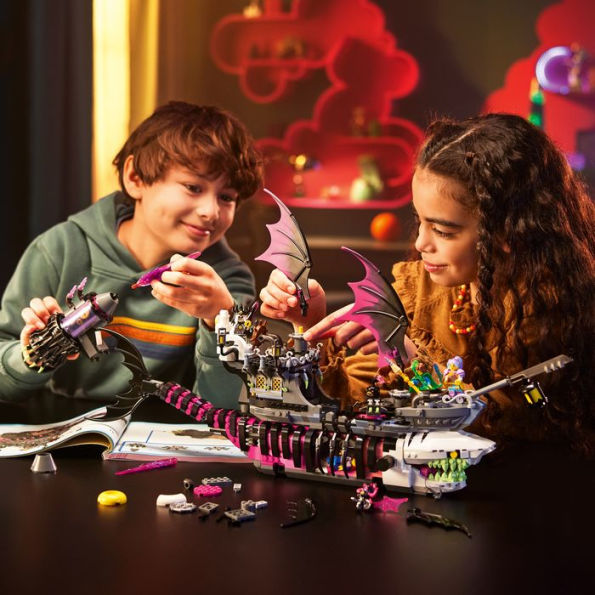  LEGO 71469 DREAMZzz The Nightmares Shark Ship Build A 2-Way  Pirate Boat Toy, Construction Kit with Minifigures Mateo, Nova & The King  of Nightmares, for Kids : Toys & Games