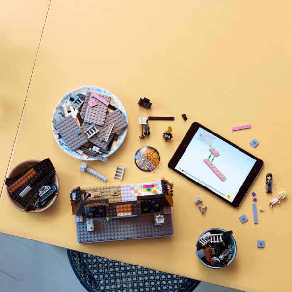 LEGO Wednesday & Enid's Dorm Room 76781