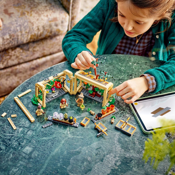 LEGO Harry Potter Hogwarts Castle: Herbology Class 76445