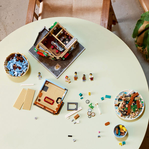 LEGO Icons Tudor Corner 10350