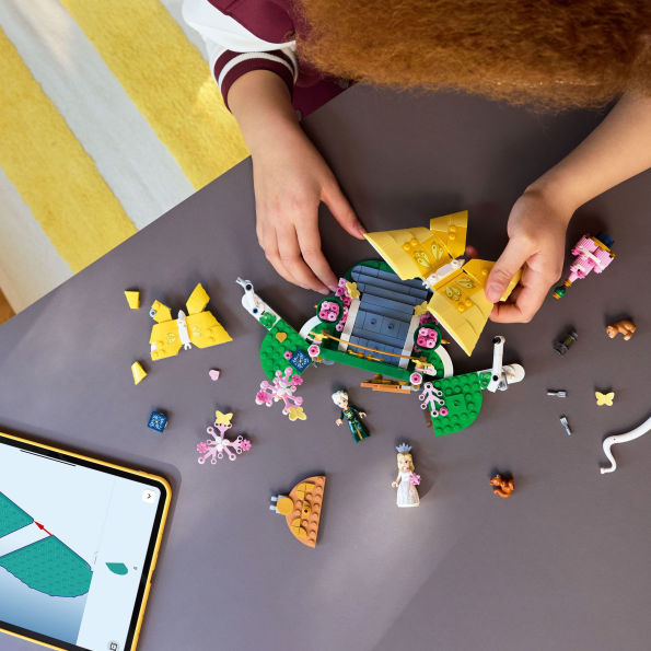 LEGO Wicked Glinda's Wedding Day 75688