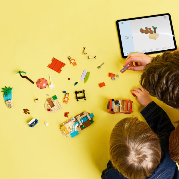 LEGO Bluey Bluey's Beach & Family Car Trip 11202