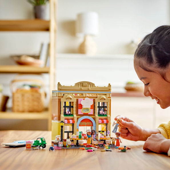 LEGO Friends Restaurant and Cooking School 42655