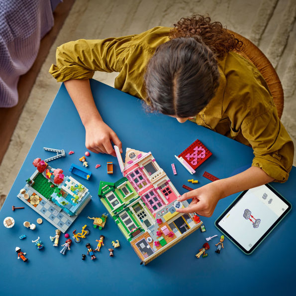 LEGO Friends Heartlake City Apartments and Stores 42670