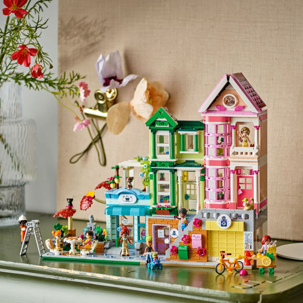 LEGO Friends Heartlake City Apartments and Stores 42670