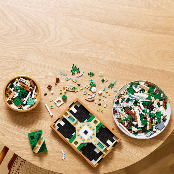 LEGO Icons Fountain Garden 10359