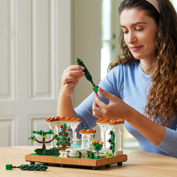 LEGO Icons Fountain Garden 10359