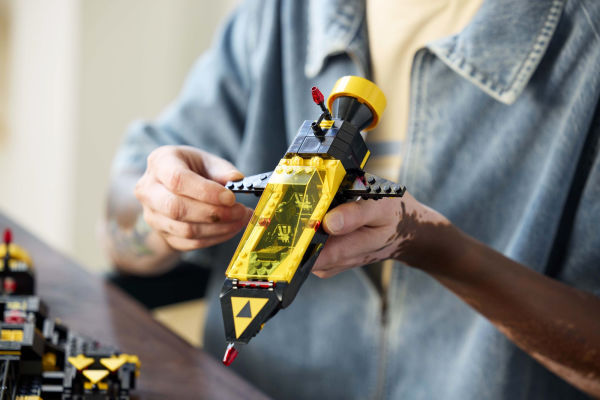 LEGO Icons Blacktron Renegade 10355