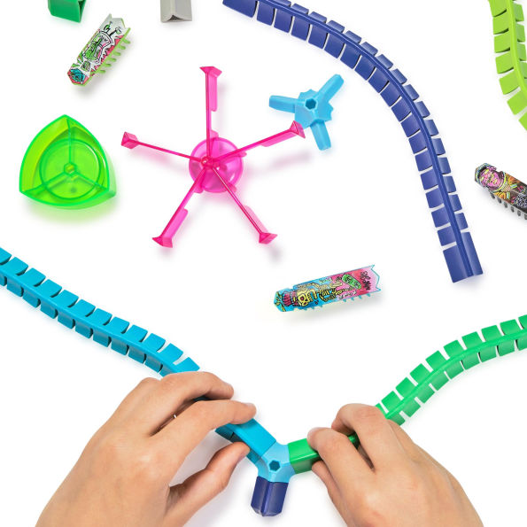 Hexbugs BOTS Nano Land, Sensory Toys for Kids & Cats with Over 40 Pieces & 3 Nano Bots, Toy Playsets & Mini Robot Toy for Kids Ages 3 & Up, Batteries Included