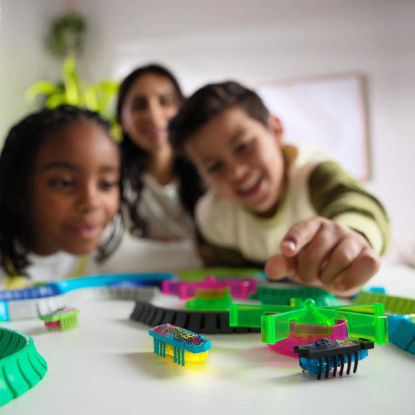 Hexbugs BOTS Nano Land, Sensory Toys for Kids & Cats with Over 40 Pieces & 3 Nano Bots, Toy Playsets & Mini Robot Toy for Kids Ages 3 & Up, Batteries Included