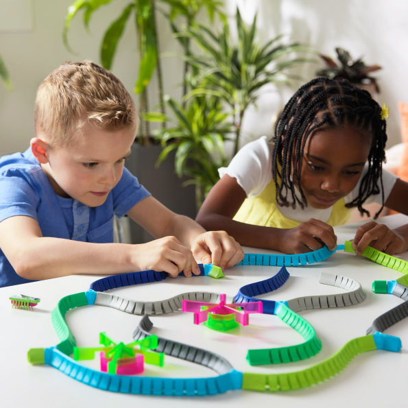 Hexbugs BOTS Nano Land, Sensory Toys for Kids & Cats with Over 40 Pieces & 3 Nano Bots, Toy Playsets & Mini Robot Toy for Kids Ages 3 & Up, Batteries Included