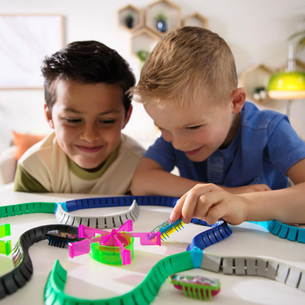 Hexbugs BOTS Nano Land, Sensory Toys for Kids & Cats with Over 40 Pieces & 3 Nano Bots, Toy Playsets & Mini Robot Toy for Kids Ages 3 & Up, Batteries Included