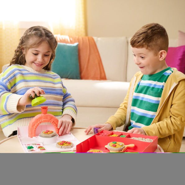 Kinetic Sand, Squish Pizza Rising Pizza Playset with 1lb Play Sand & 5 Tools, Kids Toys for Girls & Boys Ages 5 and up