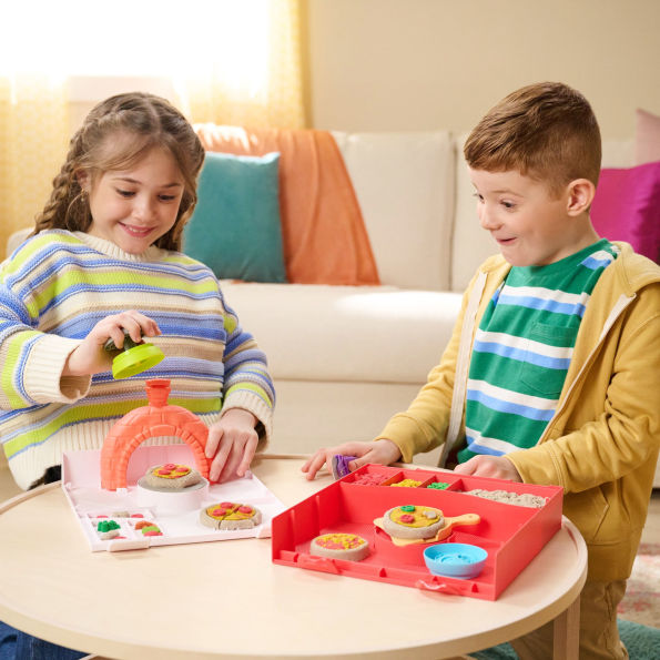 Kinetic Sand, Squish Pizza Rising Pizza Playset with 1lb Play Sand & 5 Tools, Kids Toys for Girls & Boys Ages 5 and up