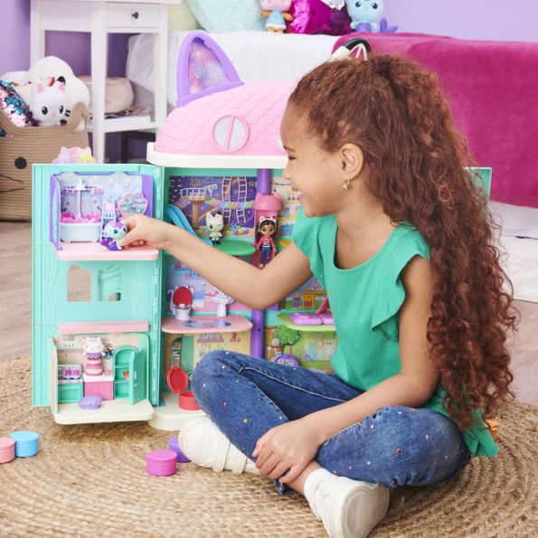 Gabbys Dollhouse, Deluxe Room with Figure, 3 Accessories, 3 Furniture Pieces and 2 Dollhouse Deliveries (Style May Vary), Kids Toys for Ages 3 and up
