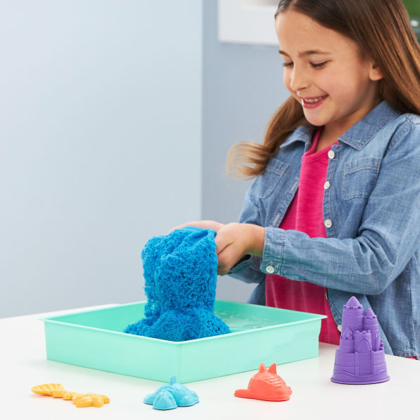 Kinetic Sand Sandbox Set, 1lb Blue Play Sand, Sandbox Storage, 4 Molds and Tools, Sensory Toys for Kids Ages 3+