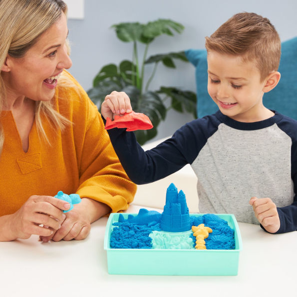 Kinetic Sand Sandbox Set, 1lb Blue Play Sand, Sandbox Storage, 4 Molds and Tools, Sensory Toys for Kids Ages 3+