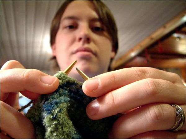 TEENAGERS NEWEST CRAZE: LEARNING TO KNIT