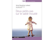 Deux Petits Pas Sur Le Sable Mouille