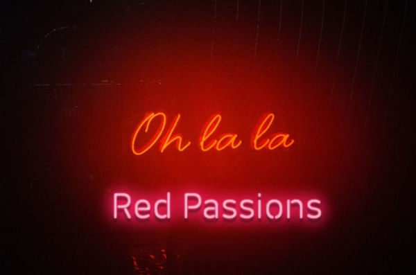 Red Passions: So Seductive Kiss Fans