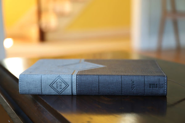 NIV, Premium Gift Bible, Leathersoft, Black/Gray, Red Letter, Comfort Print: The Perfect Bible for Any Gift-Giving Occasion