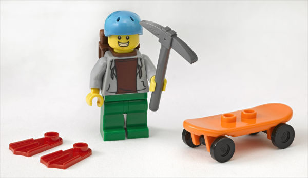 LEGO minifigure Mission: includes and accessories
