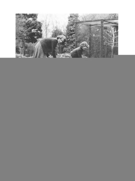 Informally Royal: Studio Lisa and the Royal Family 1936-1966