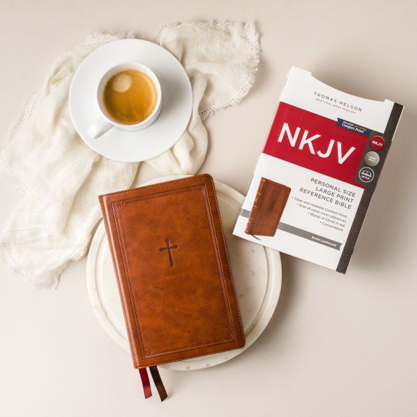 NKJV, End-of-Verse Reference Bible, Personal Size Large Print, Leathersoft, Brown, Red Letter, Comfort Print: Holy Bible, New King James Version