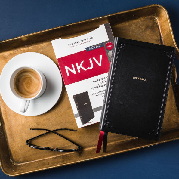NKJV, End-of-Verse Reference Bible, Personal Size Large Print, Leathersoft, Black, Red Letter, Comfort Print: Holy Bible, New King James Version