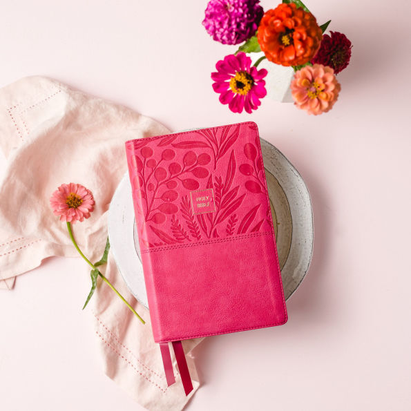 NKJV, End-of-Verse Reference Bible, Personal Size Large Print, Leathersoft, Pink, Red Letter, Comfort Print: Holy Bible, New King James Version