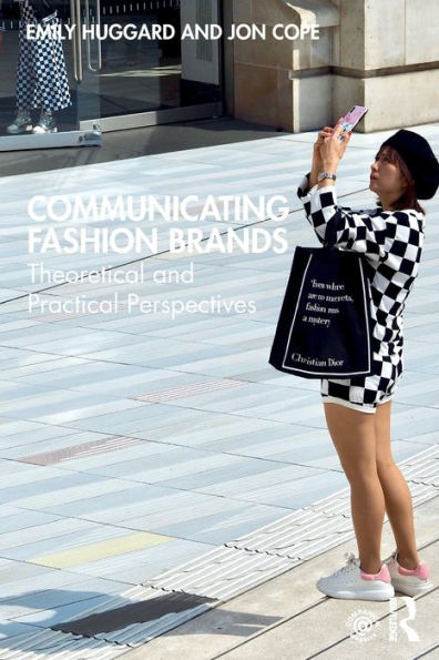 Communicating Fashion Brands: Theoretical and Practical Perspectives / Edition 1