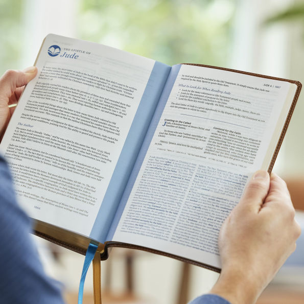 Enduring Word Study Bible: Pastoral Commentary from Every Chapter of the Bible (NKJV, Hardcover, Red Letter, Comfort Print)