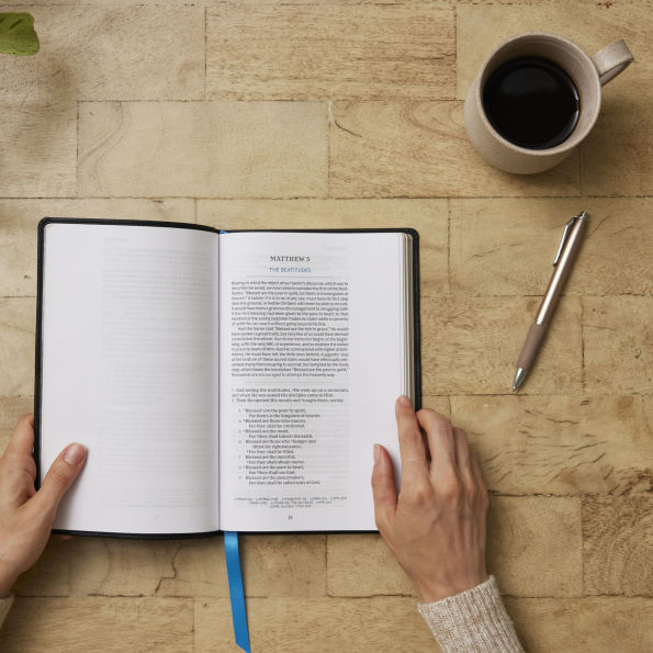 Spurgeon and The Gospels: Gospels with Devotions from Charles (NKJV, Black Leathersoft, Comfort Print)