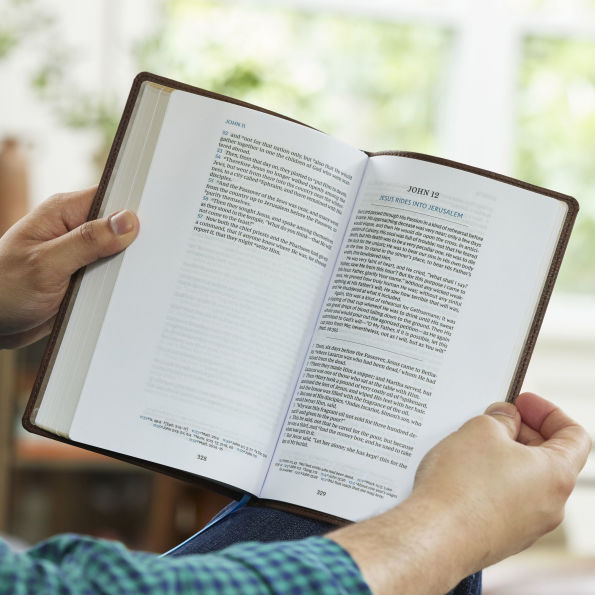 Spurgeon and The Gospels: Gospels with Devotions from Charles (NKJV, Black Leathersoft, Comfort Print)