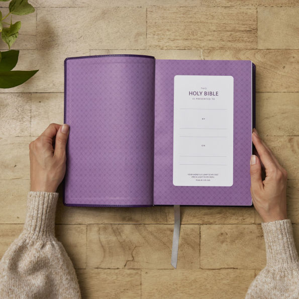 NKJV Giant Print End-of-Verse Reference Bible, Purple Leathersoft, Red Letter, Comfort Print: Holy Bible